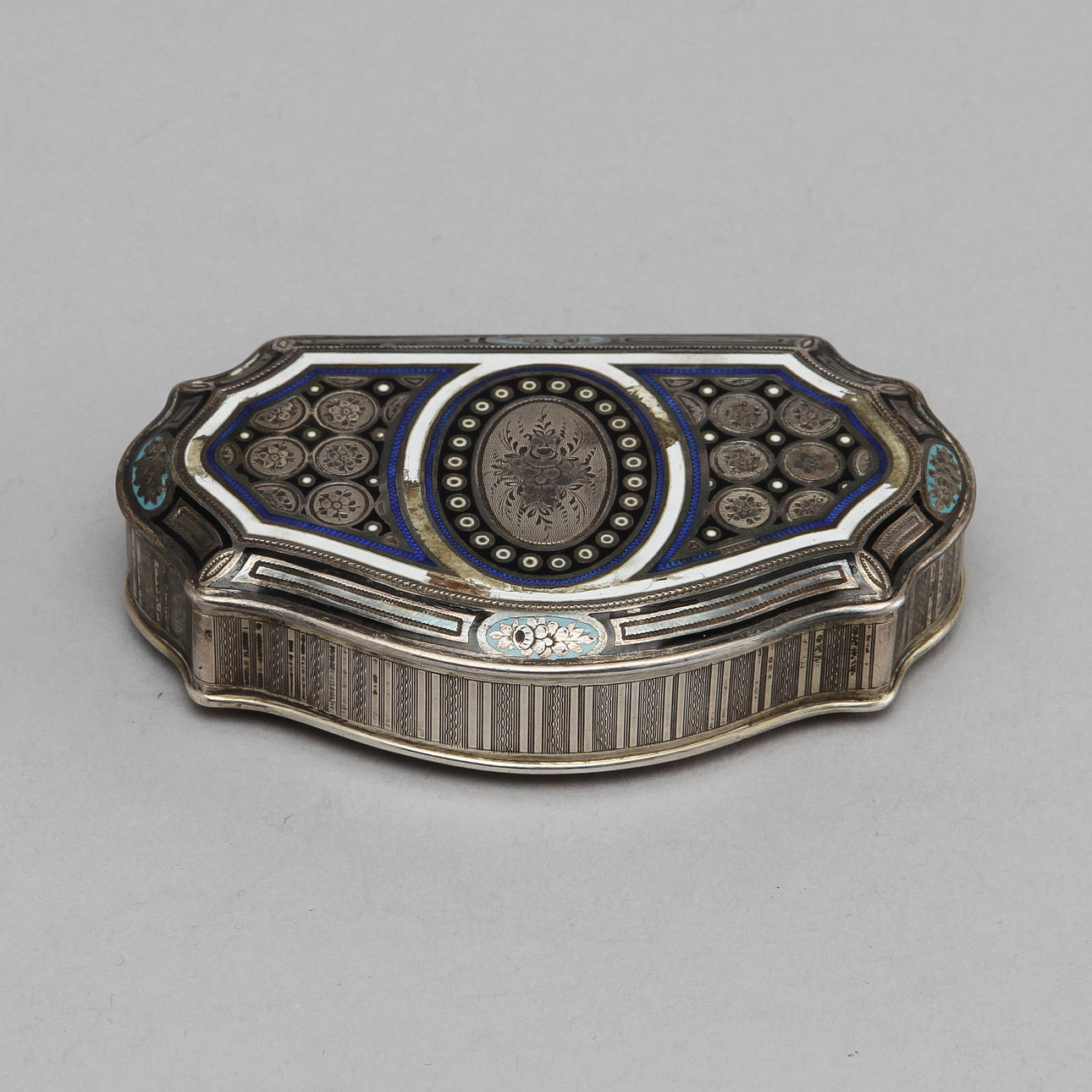 DOSA, silver, silver samt emalj, 1800-talets slut. Vikt 80 gram.
