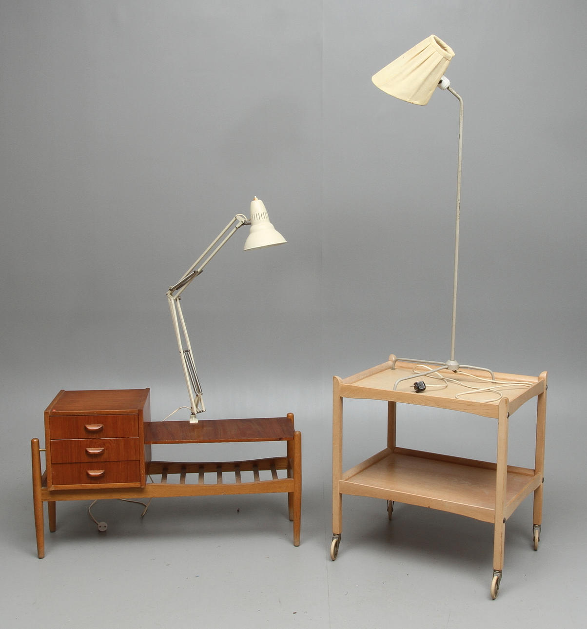 HALLMÖBEL, TEVAGN, GOLVLAMPA samt BORDSLAMPA. 1900-tal.