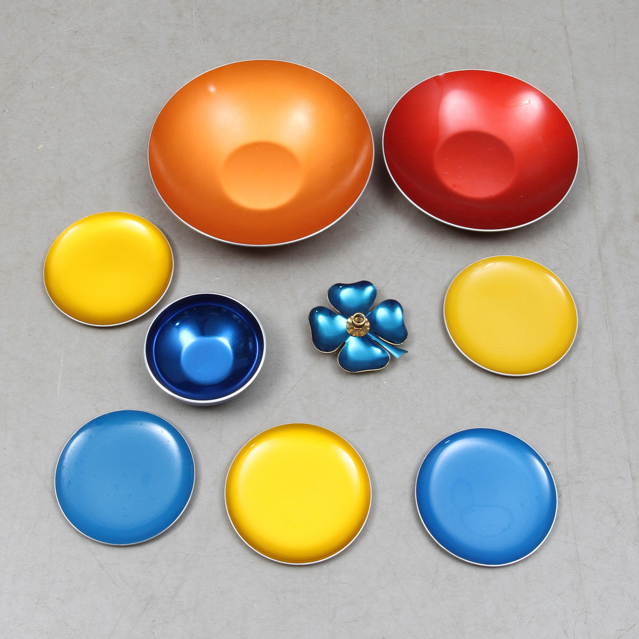 PARTI SKÅLAR, FAT, 9 delar, metall, mestadels Emalox, Norge, 1900-tal.