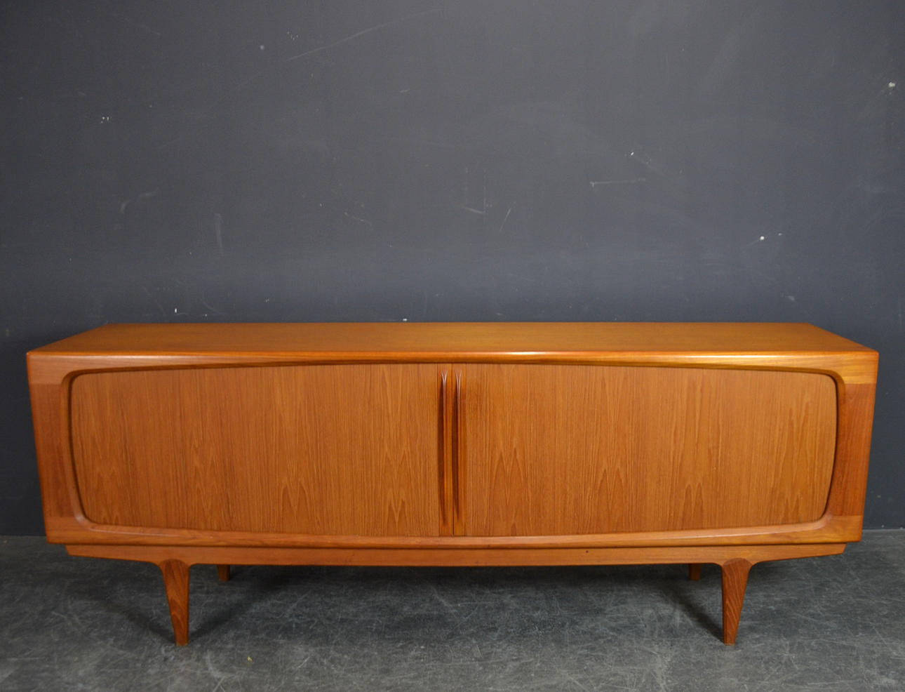 BERNHARD PETERSEN & SØN. SIDEBOARD.