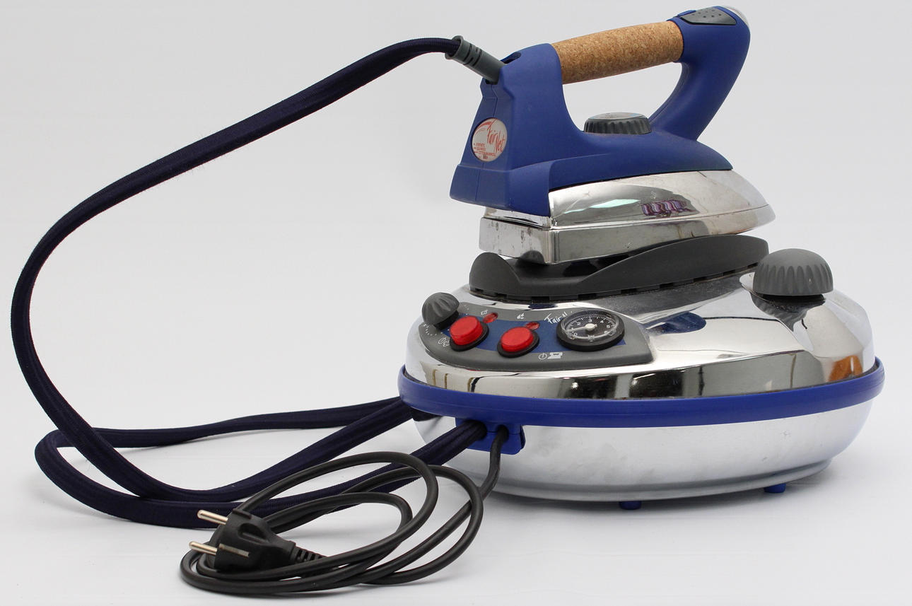 STRYKJÄRN MED ÅNGSTATION.