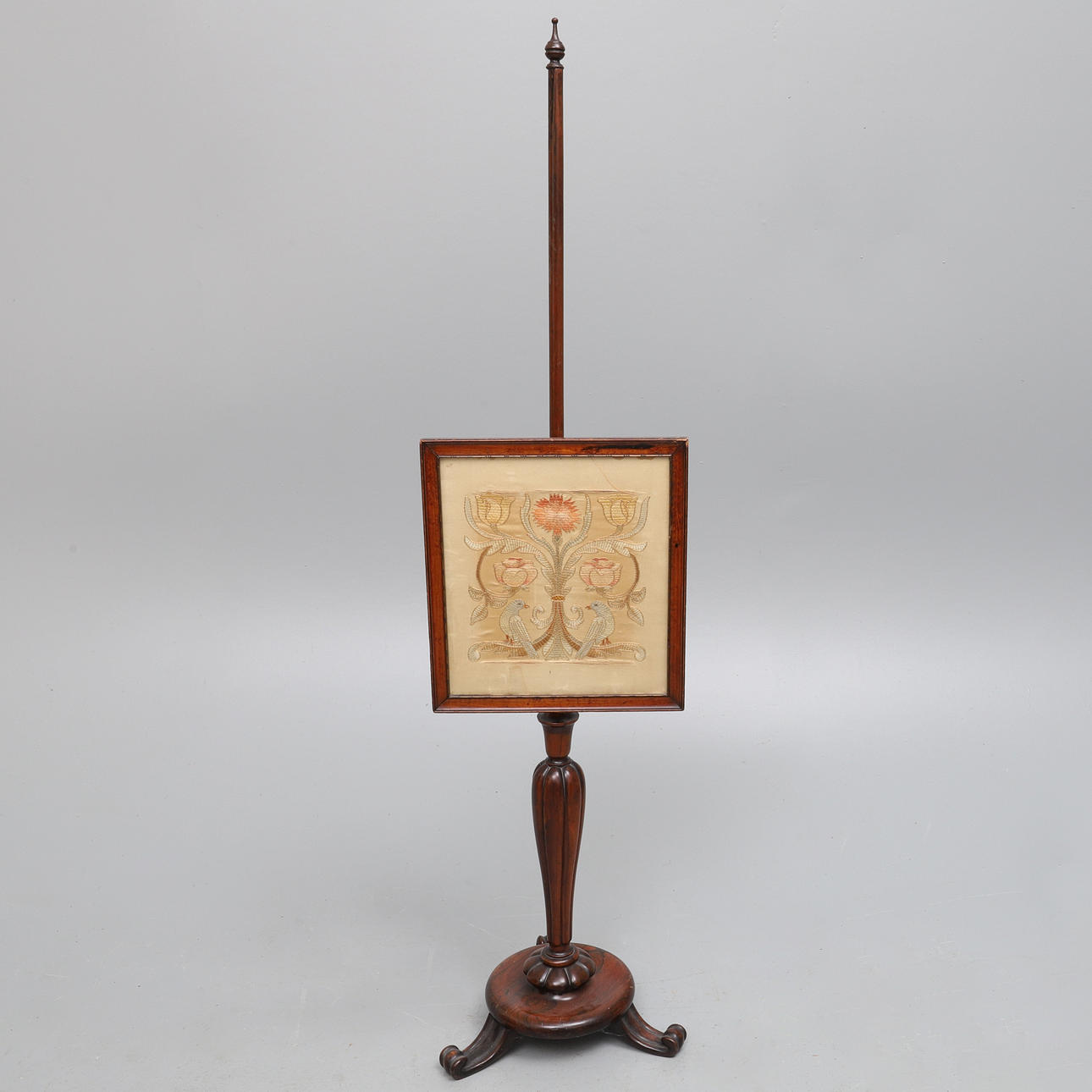 AN EARLY VICTORIAN ROSEWOOD POLE SCREEN.