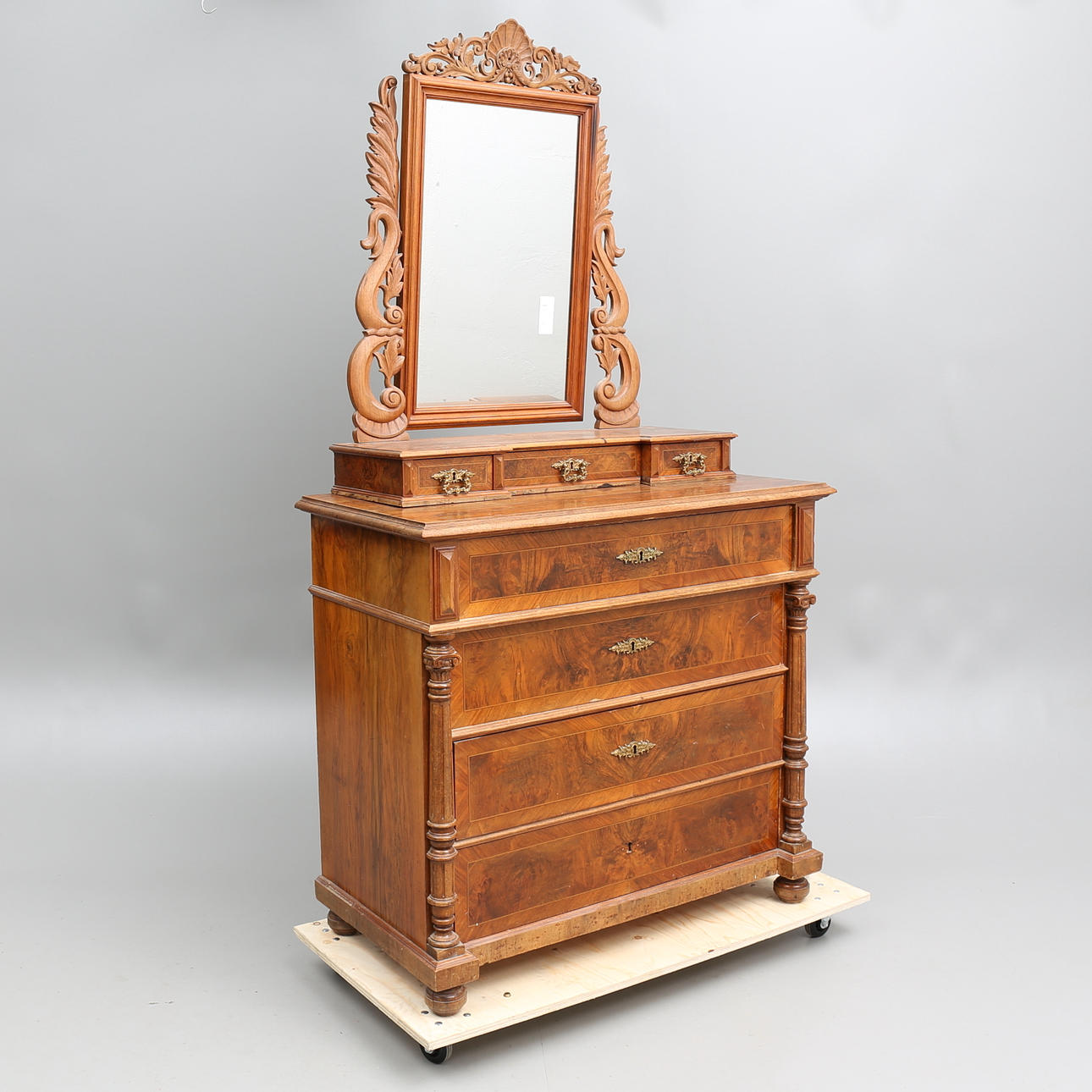 SPEGELBYRÅ, nyrenässans, 1800-tal.