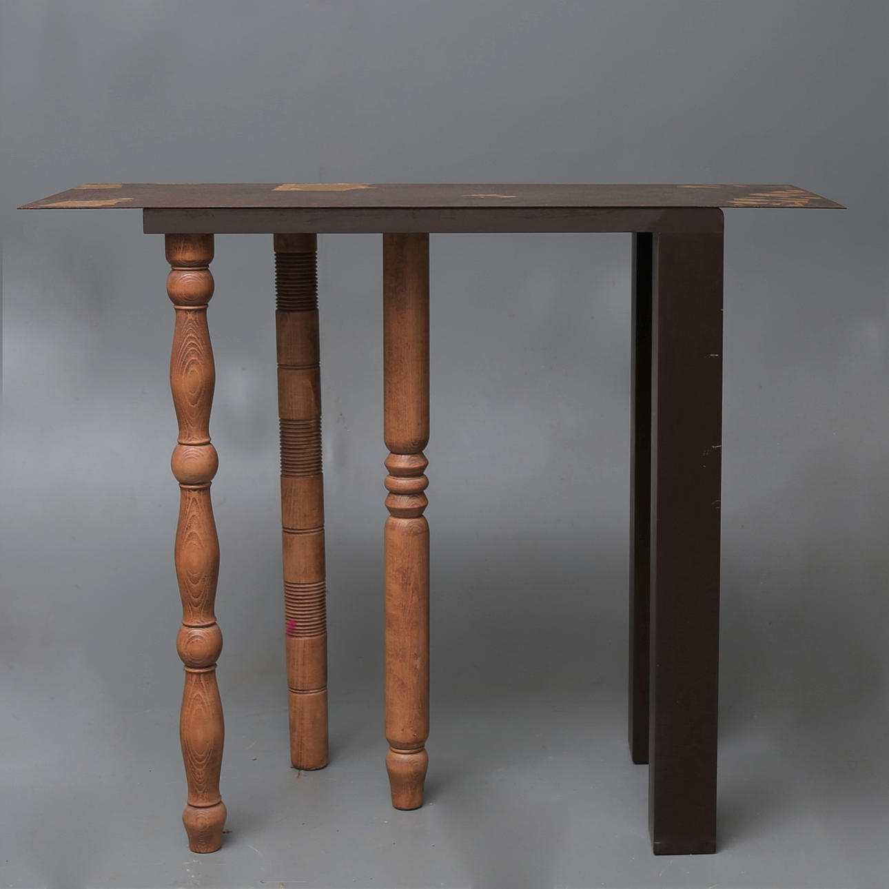 MILOS GRAS. Bord-konsol.