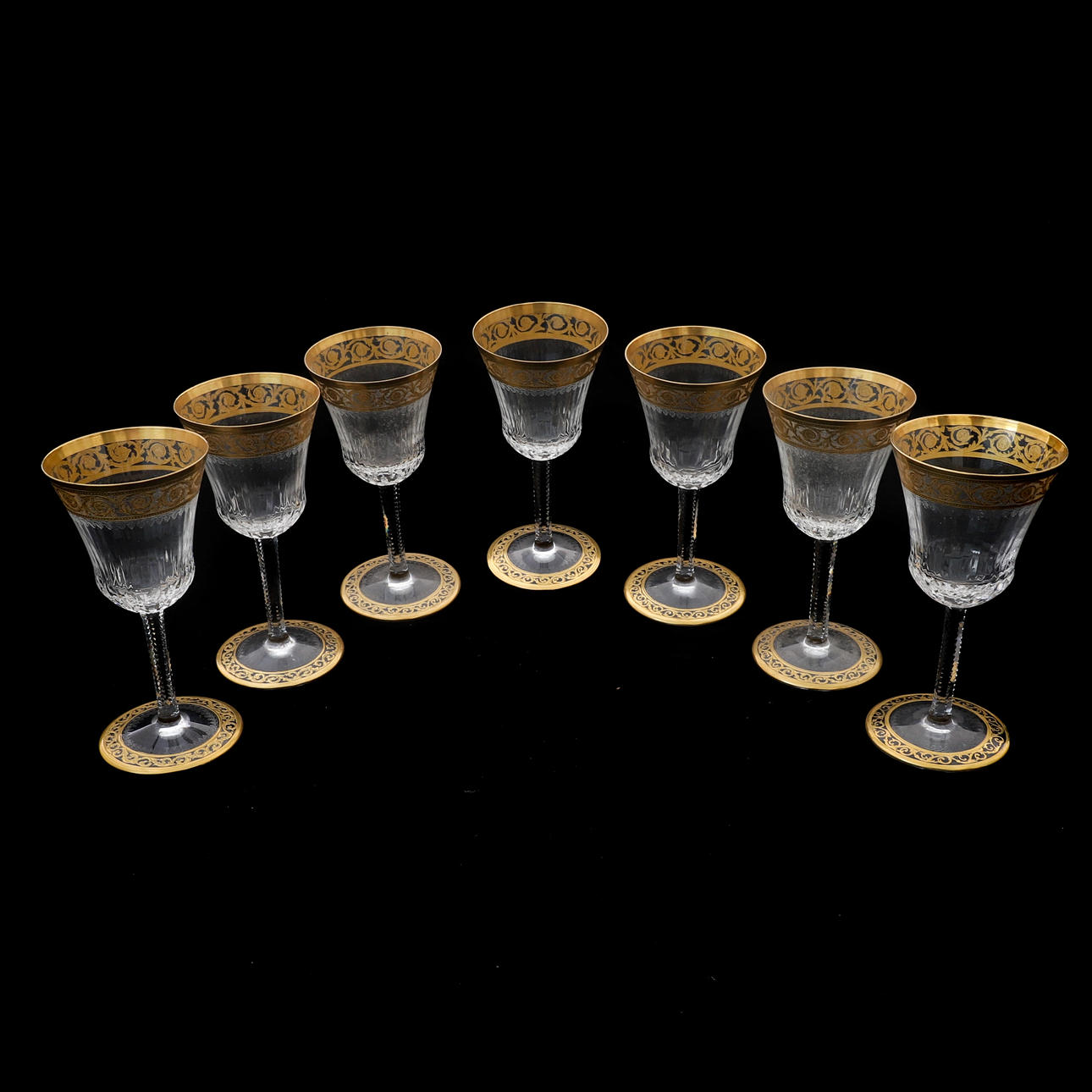 ST LOUIS. EIN SATZ AUS SIEBEN GLÄSER MIT 'THISTLE GOLD'-MUSTER.