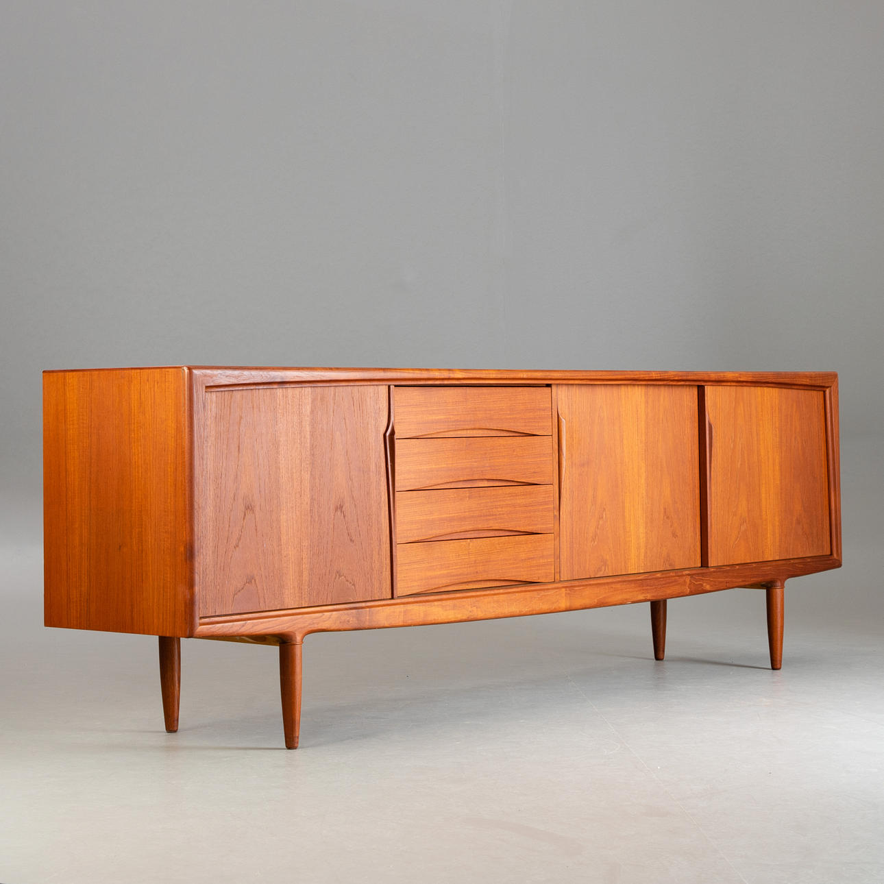 AXEL CHRISTENSEN ODDER. Senkki, ACO M∅bler.