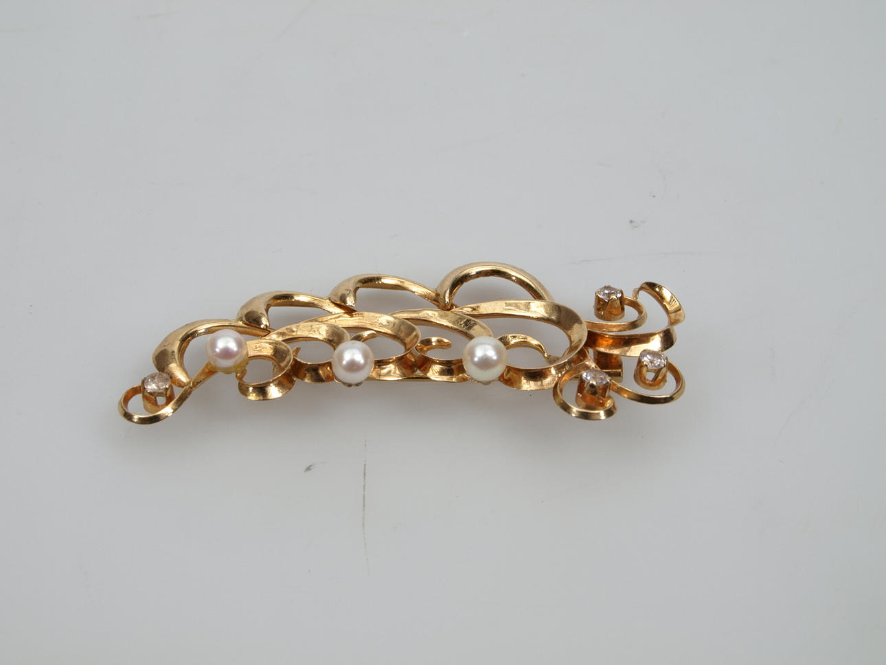 BROSCH, 18K guld, odlade pärlor och vita stenar, 5,3 gram.