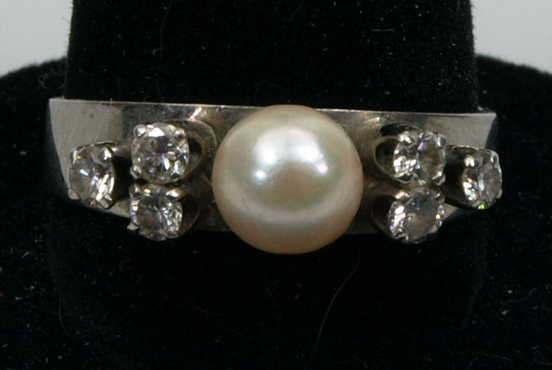 RING, 18K vitguld, odlad pärla och 6 diamanter, 5,7 gram.