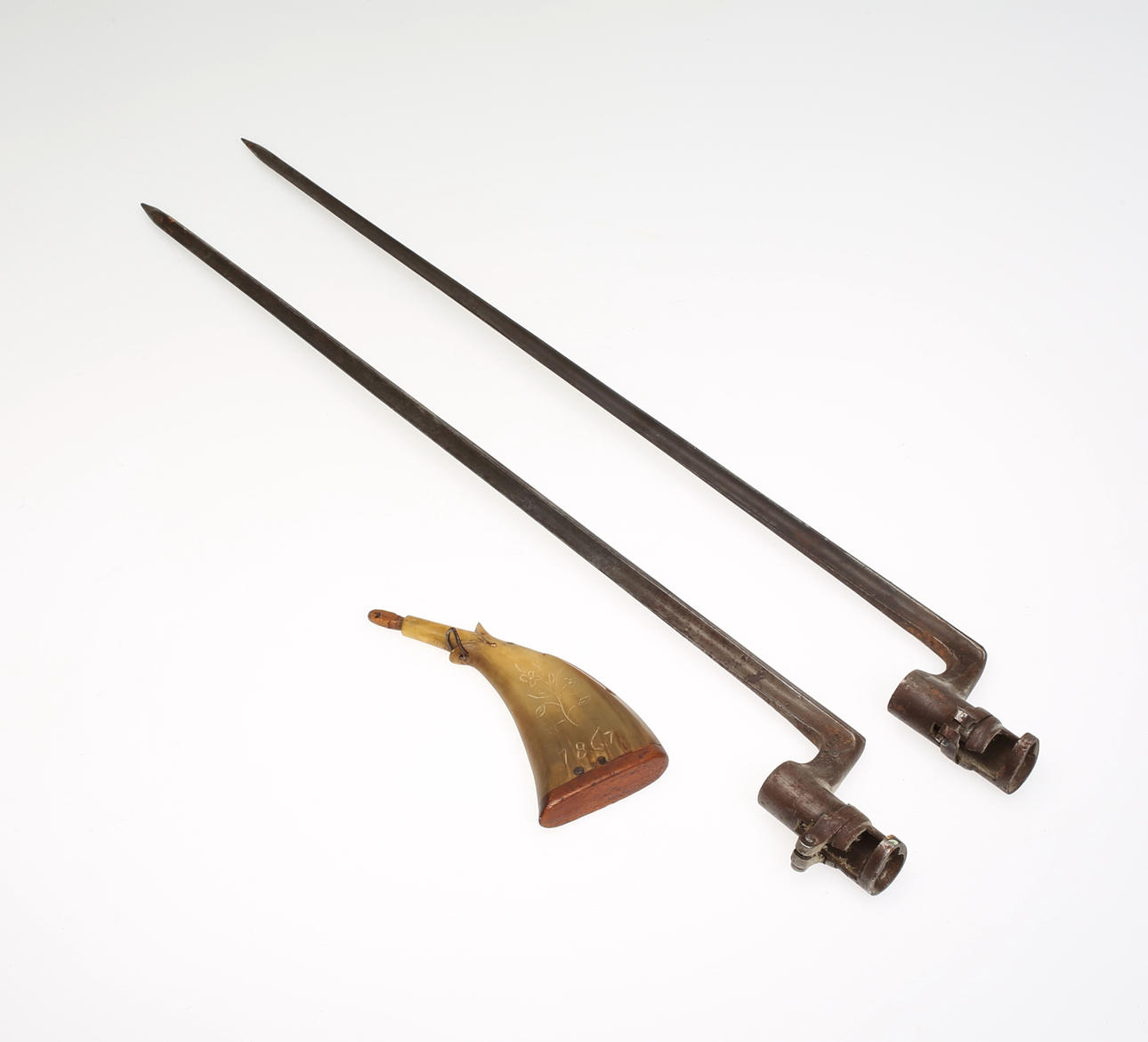 BAJONETTER, ett par, samt kruthorn.