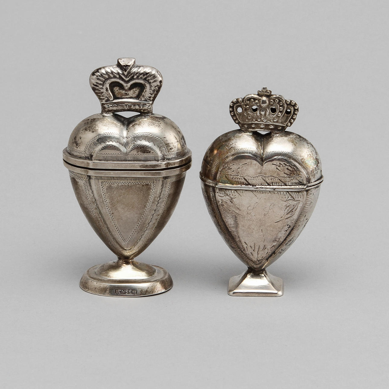 LUKTDOSOR, 2 st, silver, sk "Hovedvandsegg",1800-tal, varav en signerad Jensen. Vikt 54 gram.