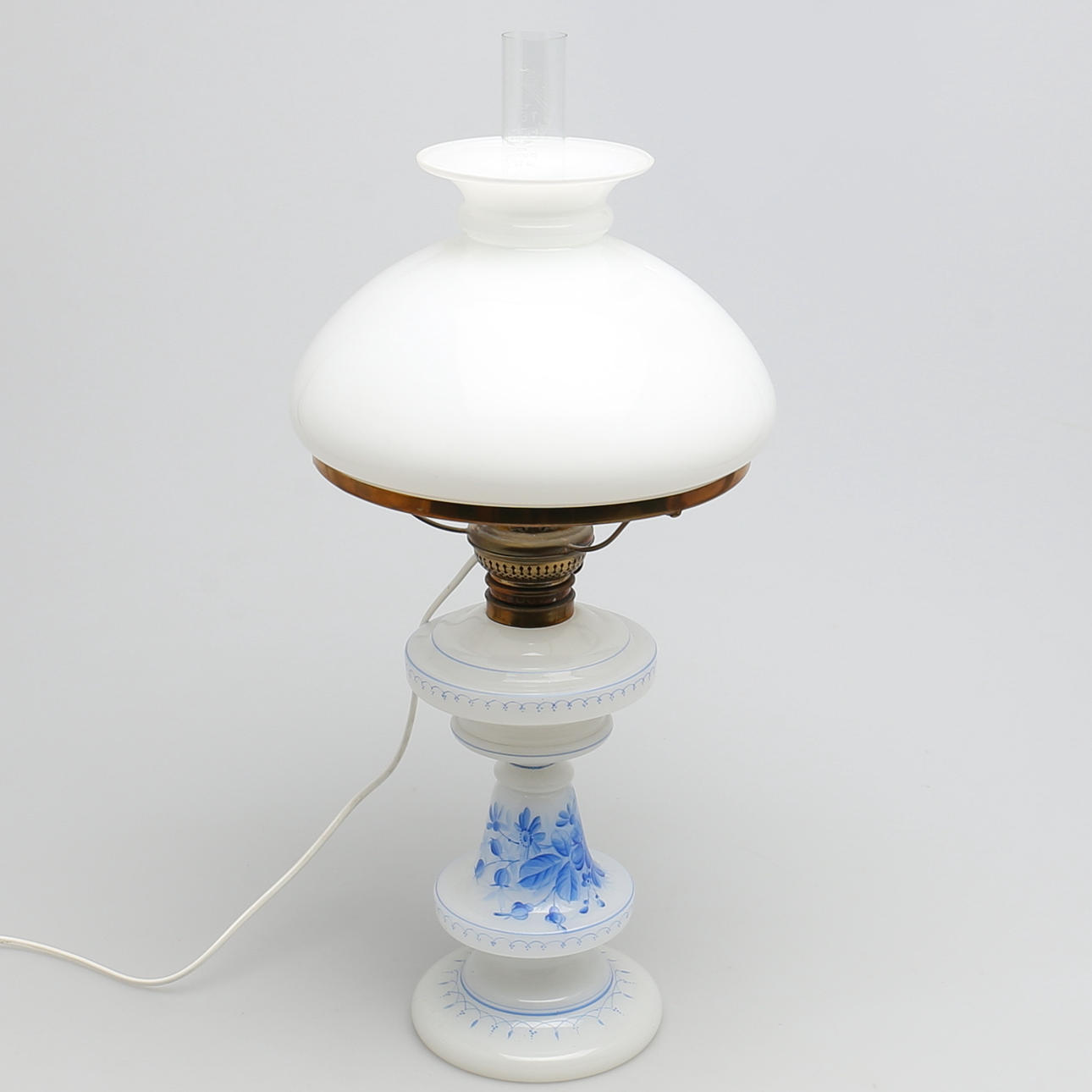 BORDSARMATUR i opalinglas. Fotogenlampa omgjord för el. 1900-talets första hälft.