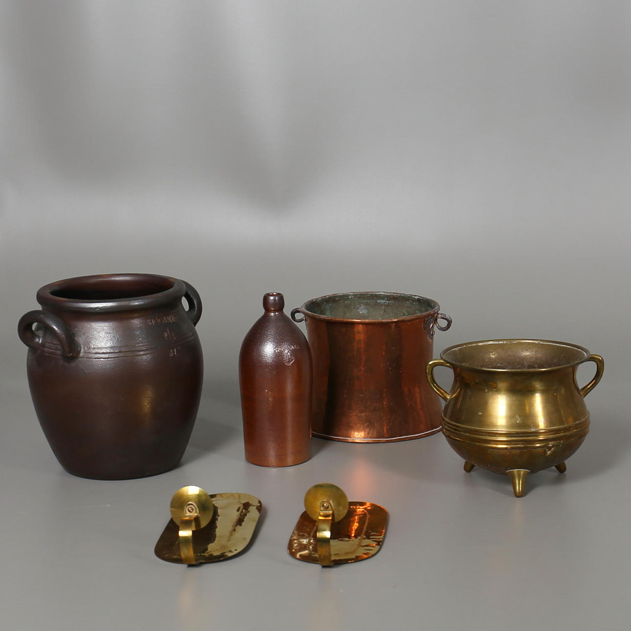 PARTI DIVERSE. Keramik, koppar, mässing. 6 delar. 1900-talet.