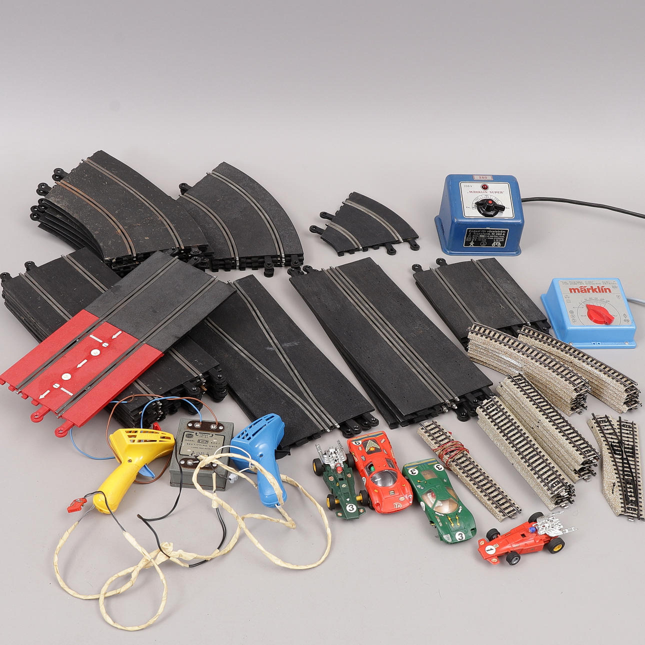 PISTA DE COCHES, Scalextric. Transformadores y raíles Märklin.