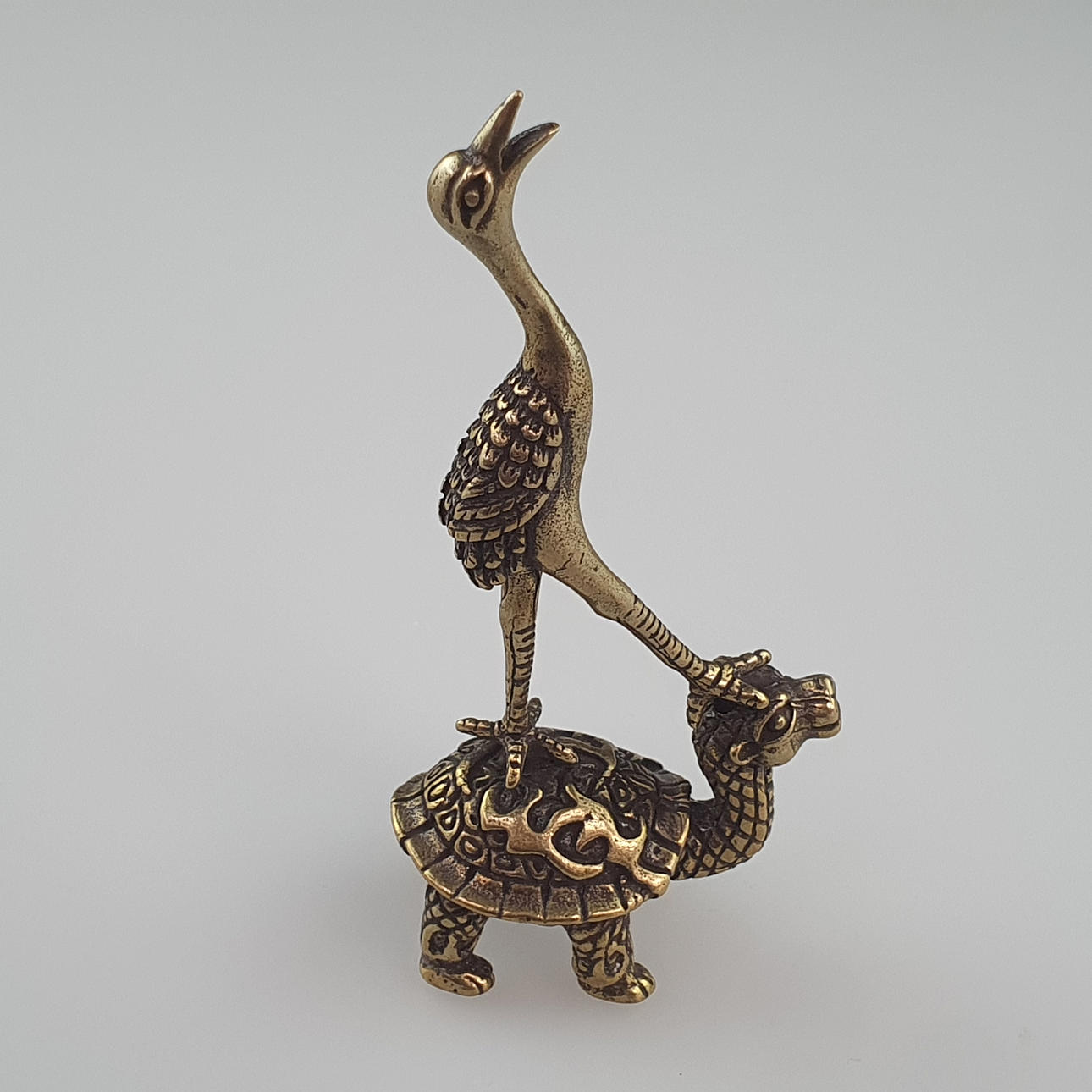 - Grulla sobre tortuga - China, bronce amarillo.
