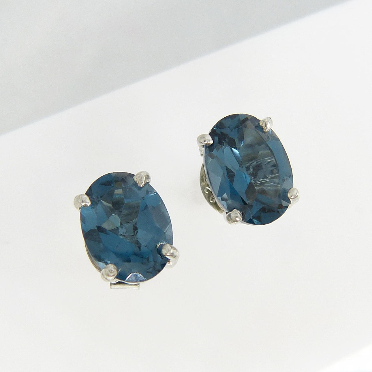 LONDON BLÅ TOPAS NITAR I SILVER.