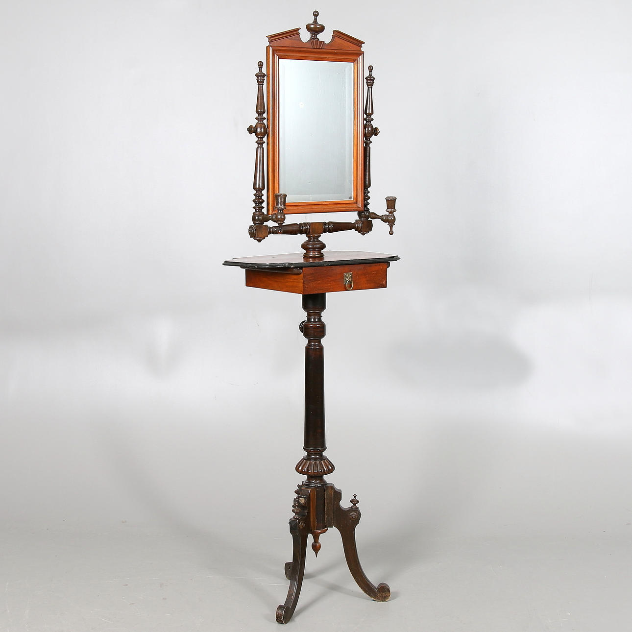 RAKBORD med SPEGEL, Nyrenässans. 1800-talets andra hälft.