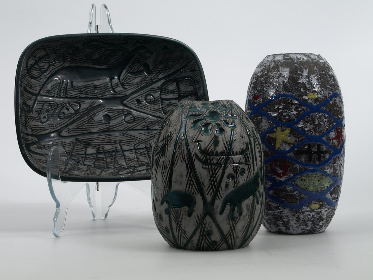 MARI SIMMULSON. 2 vaser och 1 fat, keramik, Upsala-Ekeby, 2 delar signerade MS.