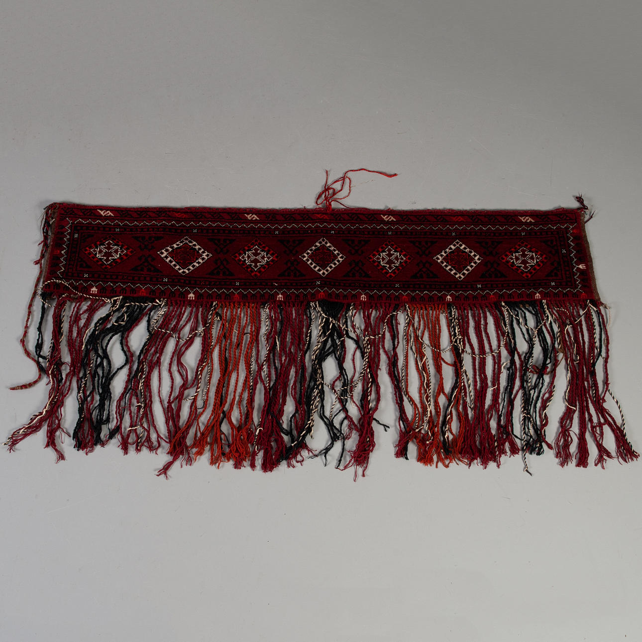 KAMELSADEL. Persisk. Mattor & Textil - Textil - Auctionet