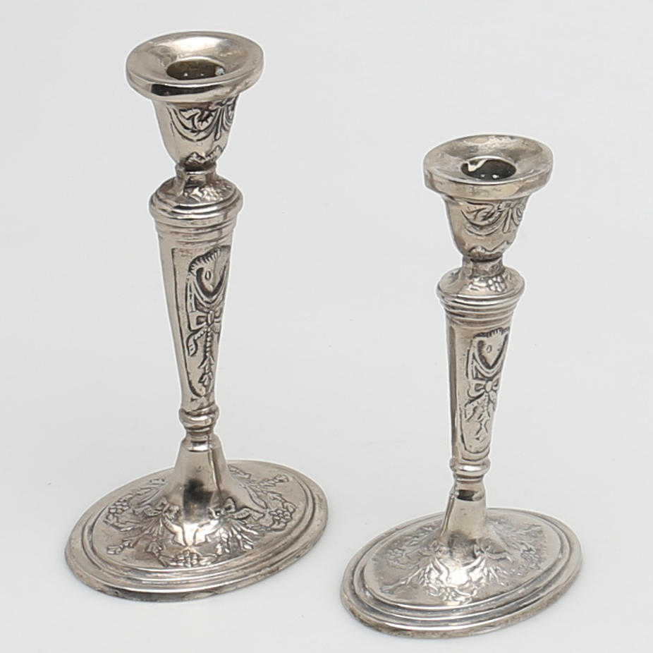 LJUSSTAKAR i metall. Gustaviansk stil. Ett par. 1900-talet.