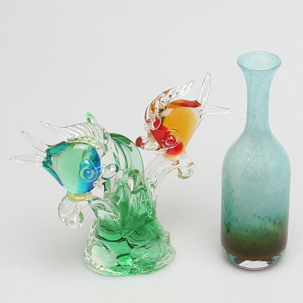 SKULPTUR. Glas. Fiskar bland sjögräs. Möjligen Murano. Medföljer vas.