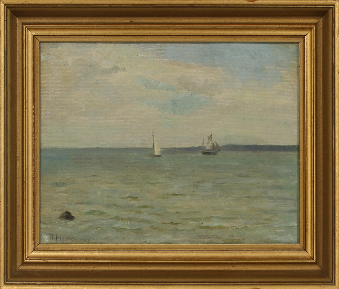 OIDENTIFIERAD KONSTNÄR. Kustbild med segelbåtar, olja på pannå, signerad Th Hansen.