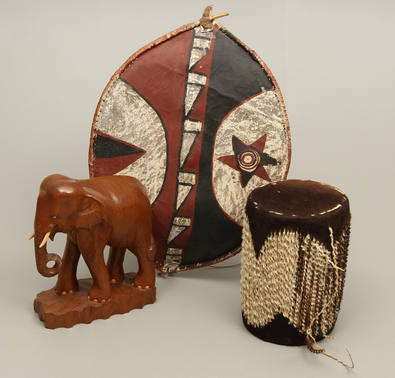 PARTI AFRIKANA, 3 delar, trumma, elefant och sköld,1900-tal.