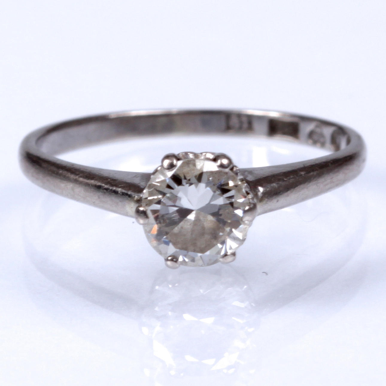 ENSTENSRING, 18 k vitguld med en briljant 0,65 ct, Atelier Ajour Ab , Stockholm, 1959.