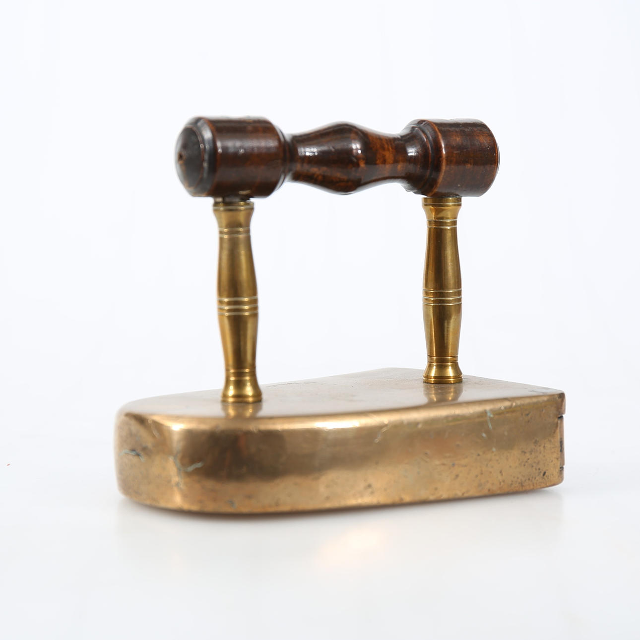 STRYKJÄRN, mässing och trähandtag, 1600-tal.