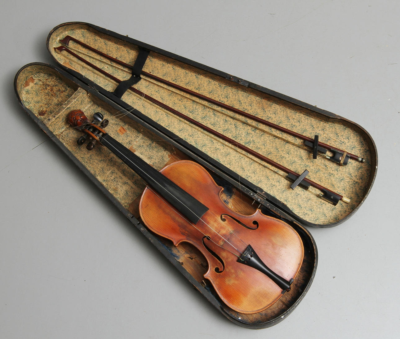 FIOL, med stråkar, i träfodral.