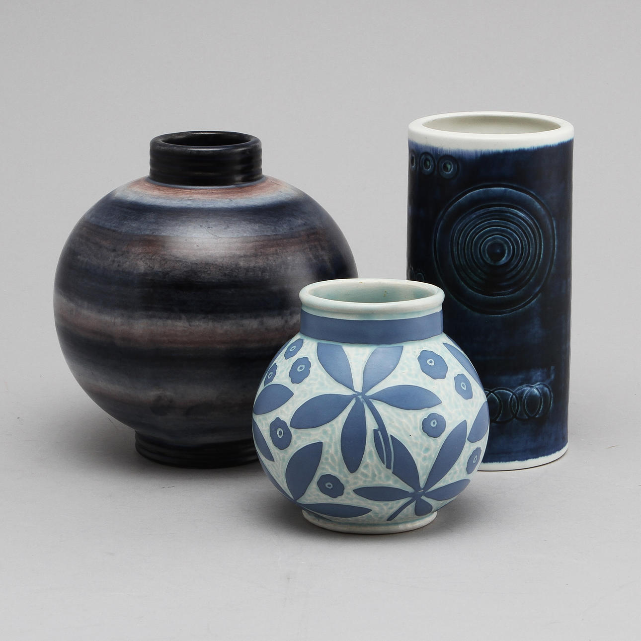 VASER, 3 st, porslin, Rörstrand samt Gustafsberg.