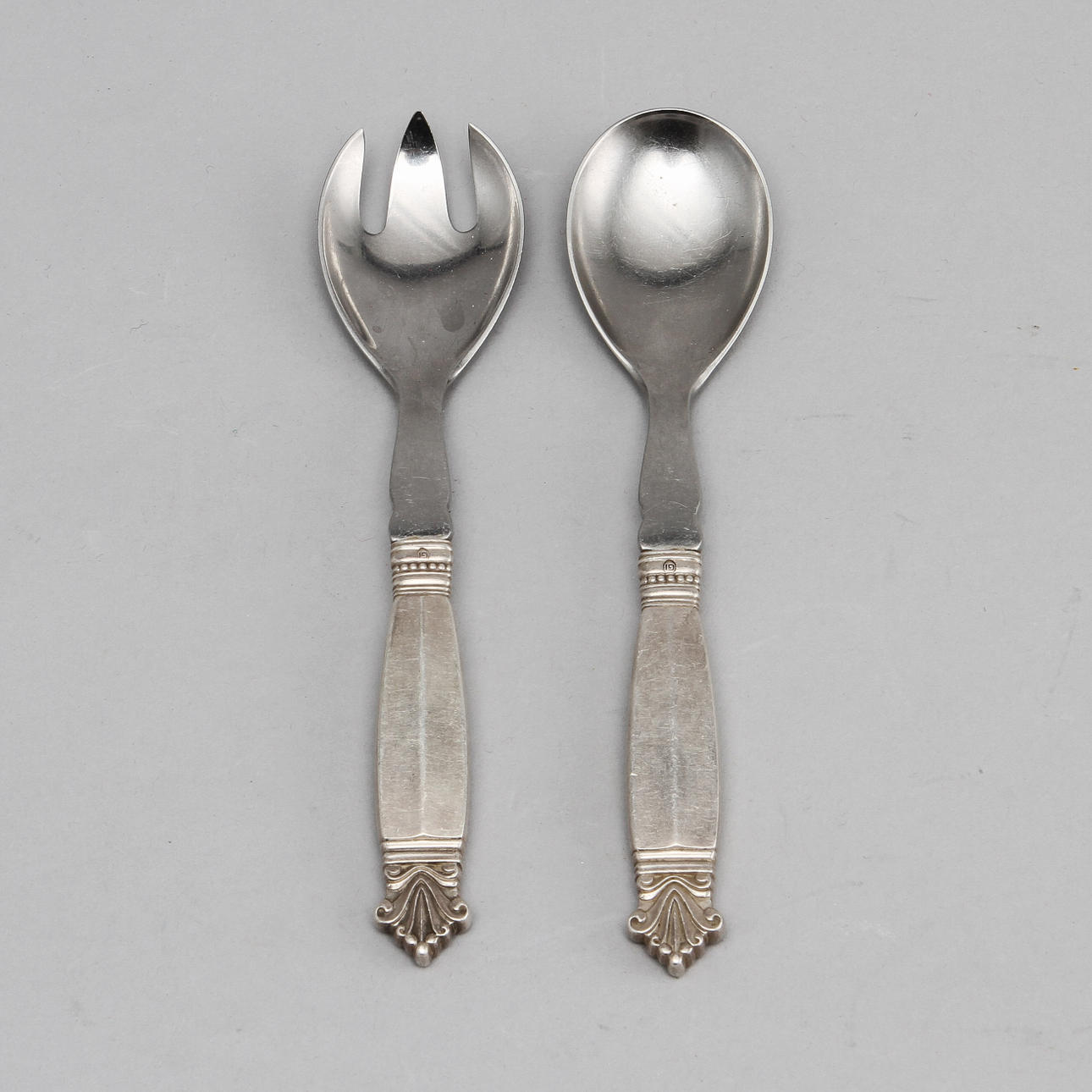 SALLADSBESTICK, 2 st, silver, "Dronning" (Acanthus), Johan Rohde, Georg Jensen, Köpenhamn.