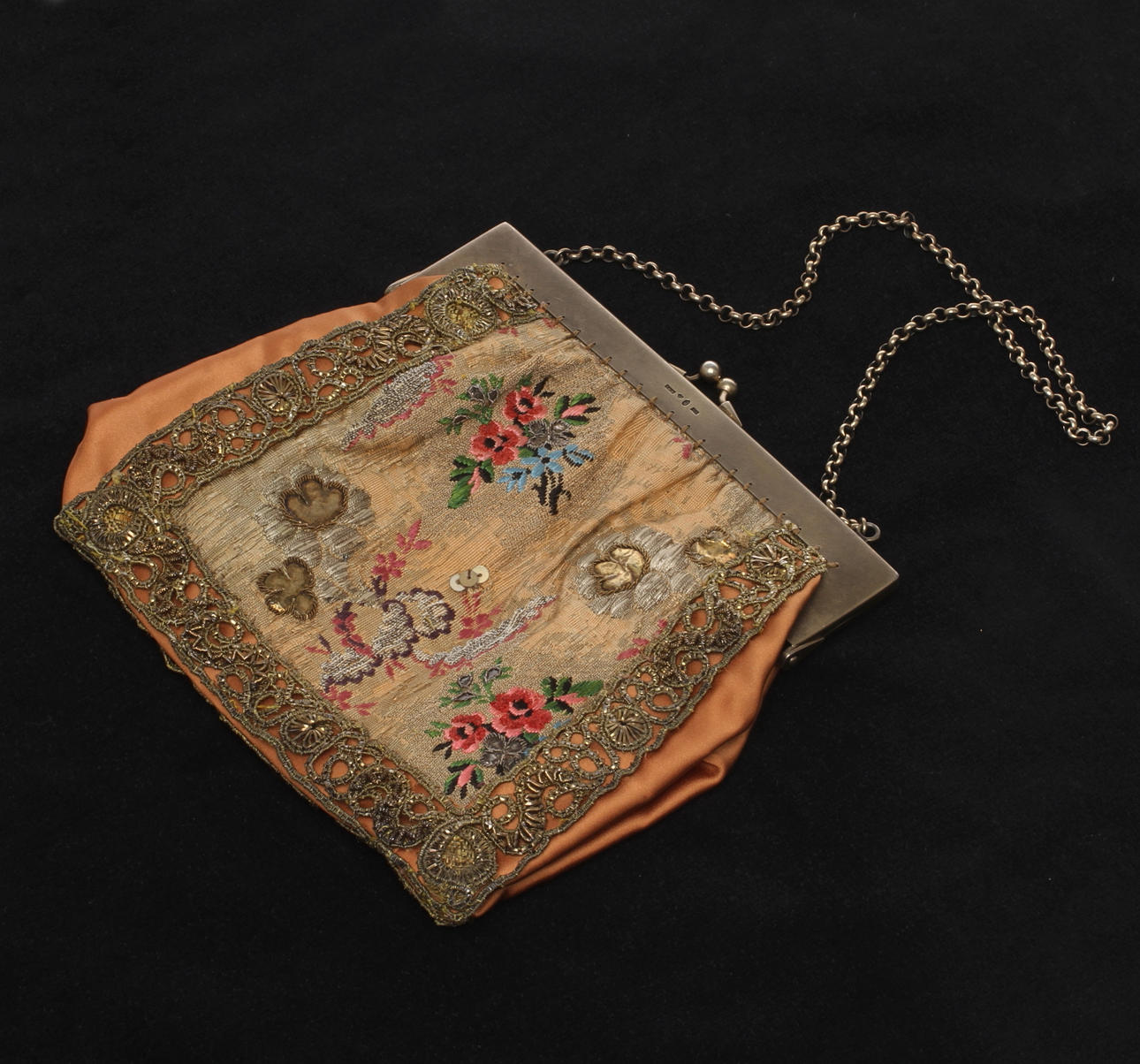 AFTONVÄSKA med brodyr samt beslag i silver. 1910-tal.