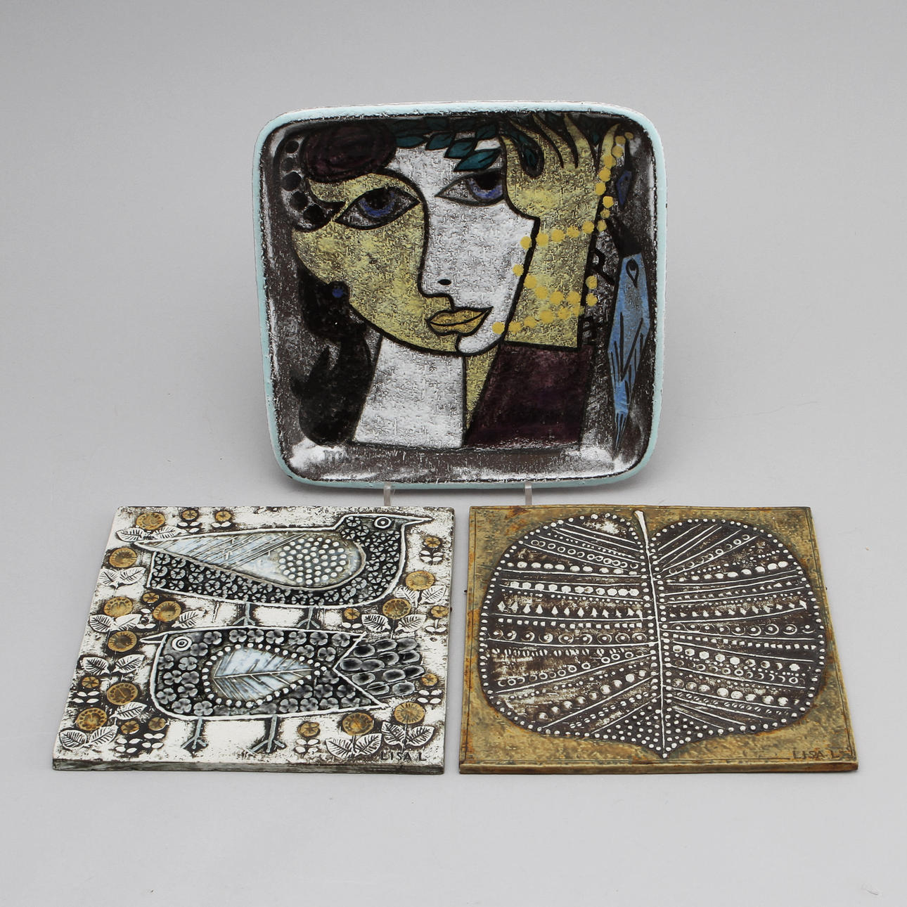 SKÅLFAT samt PLAKETTER, keramik, Mari Simmulson samt Lisa Larson.