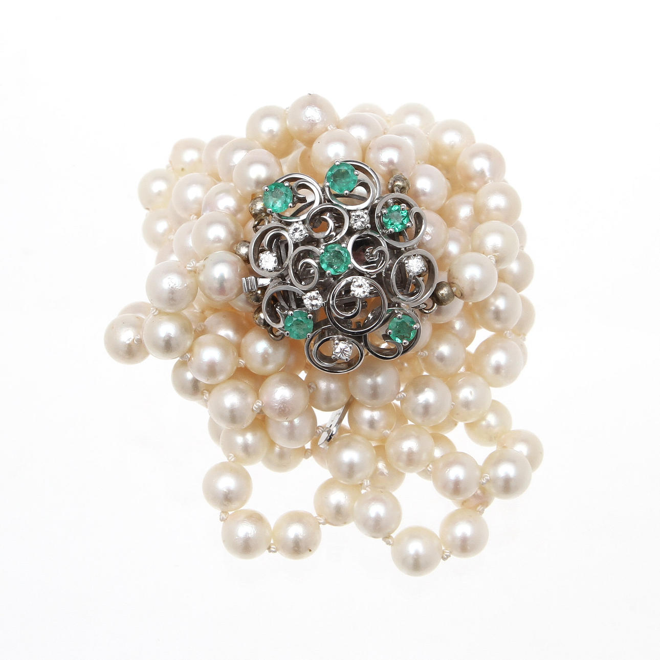 PÄRLCOLLIER, fyrradigt, lås 18K vitguld med smaragder samt diamanter, totalt ca 0,28ct.