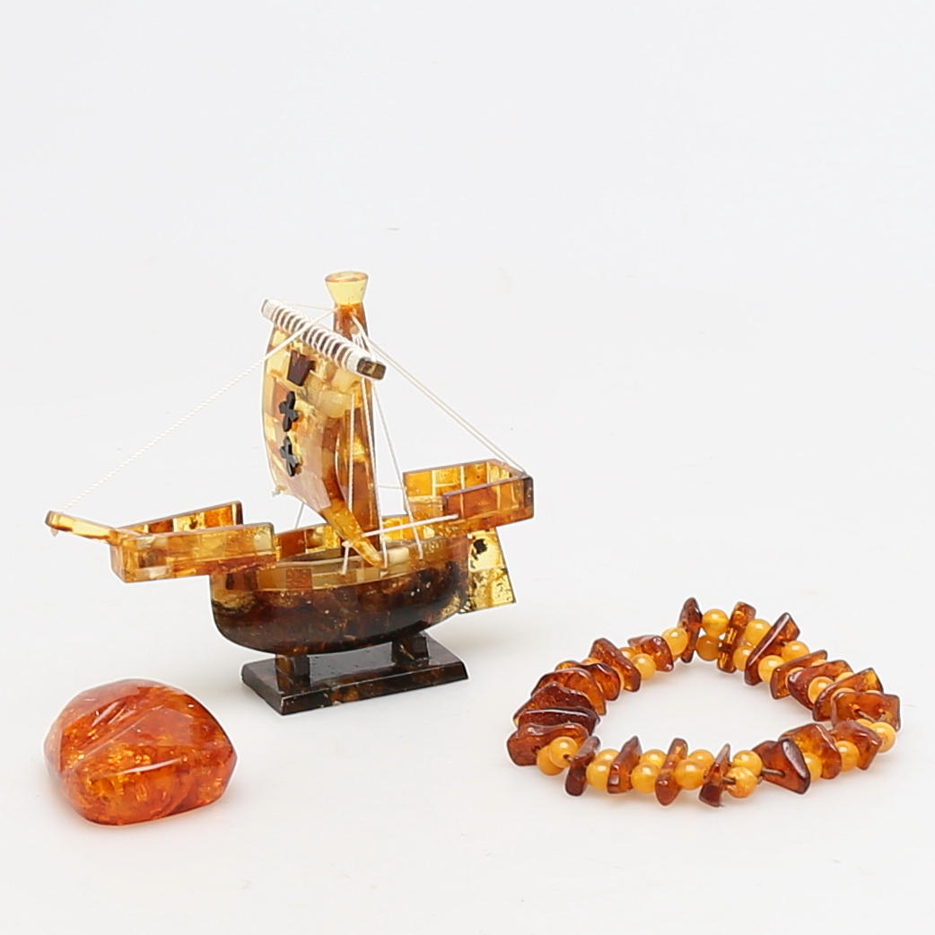 PARTI BÄRNSTEN. 3 delar. Armband, Sten samt Modellskepp.