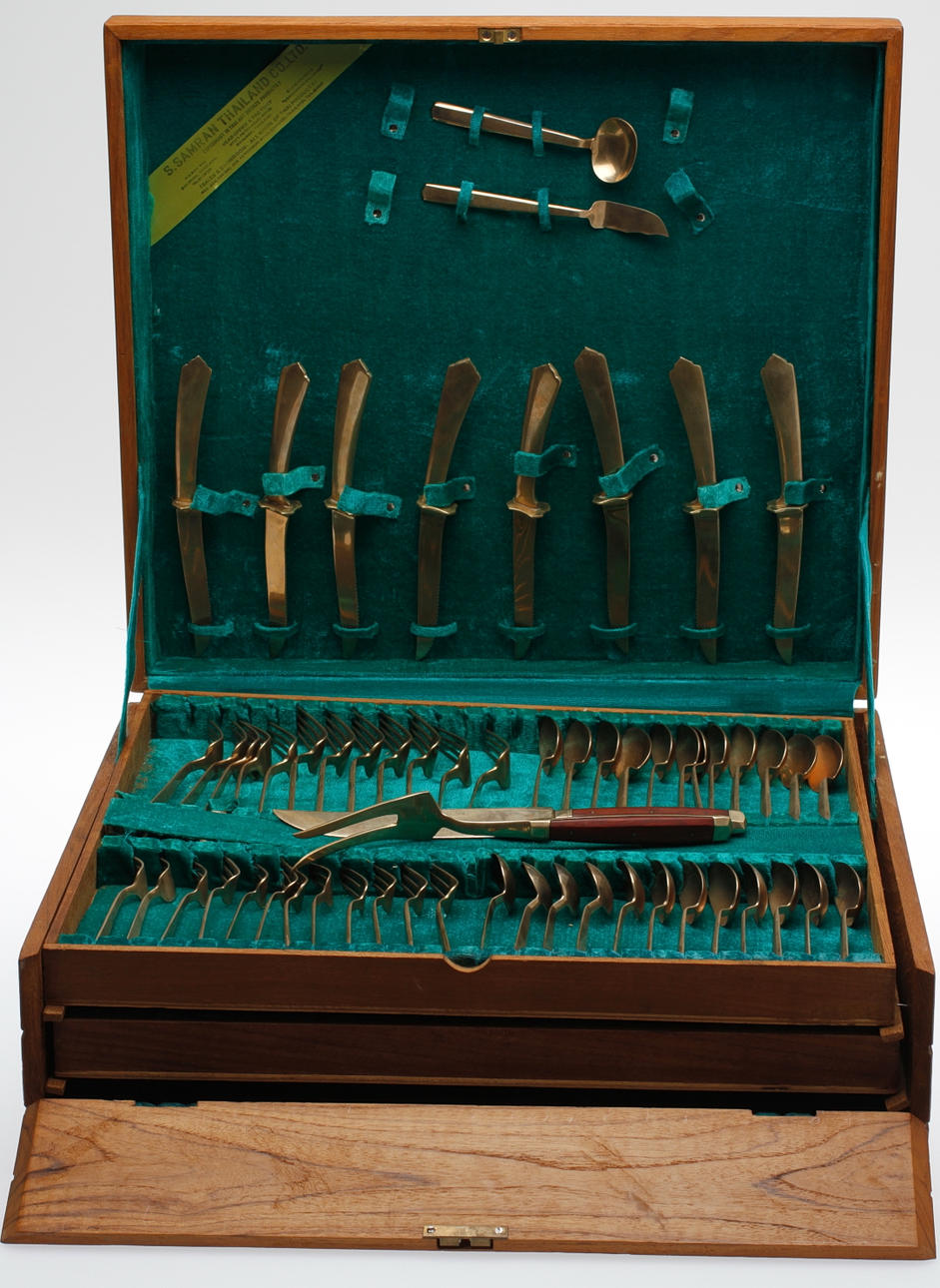 BORDSBESTICK I TRÄSKRIN, 144 delar, brons, S. Samra, Thailand.