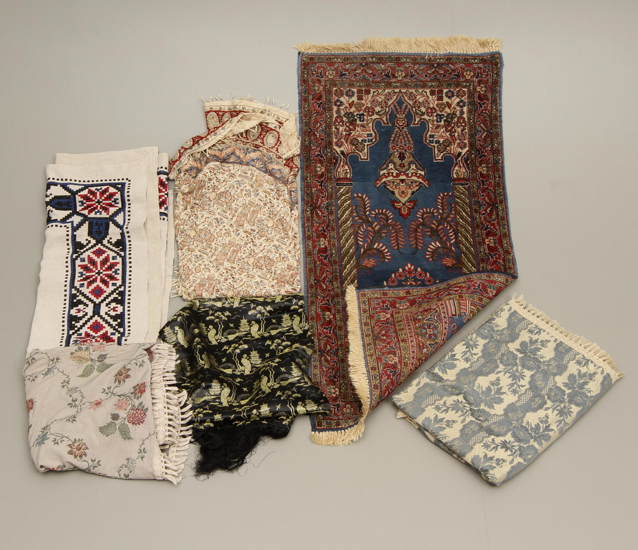 PARTI TEXTILIER, 6 delar, bl.a. handknuten orientmatta, 1900-tal.