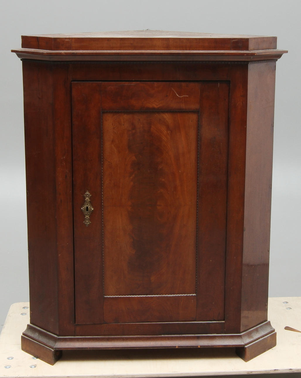 HÖRNSKÅP, mahognyfaner, 1800-tal.