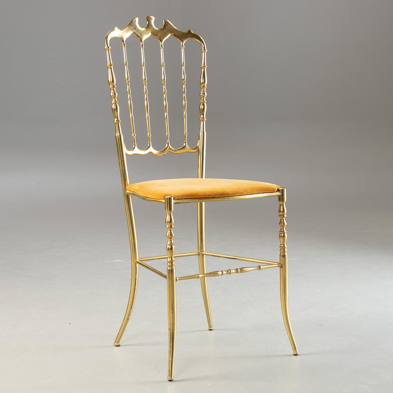 Chiavari-tyylinen tuoli.