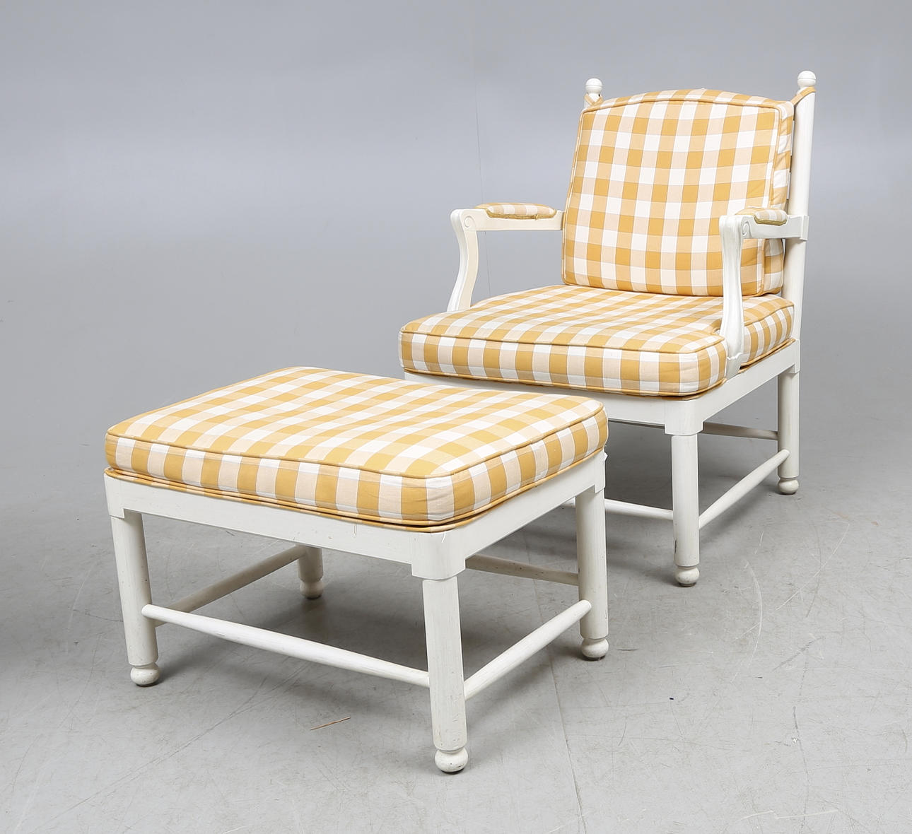 FÅTÖLJ, samt FOTPALL, Gripsholmsmodell, 2000-tal.