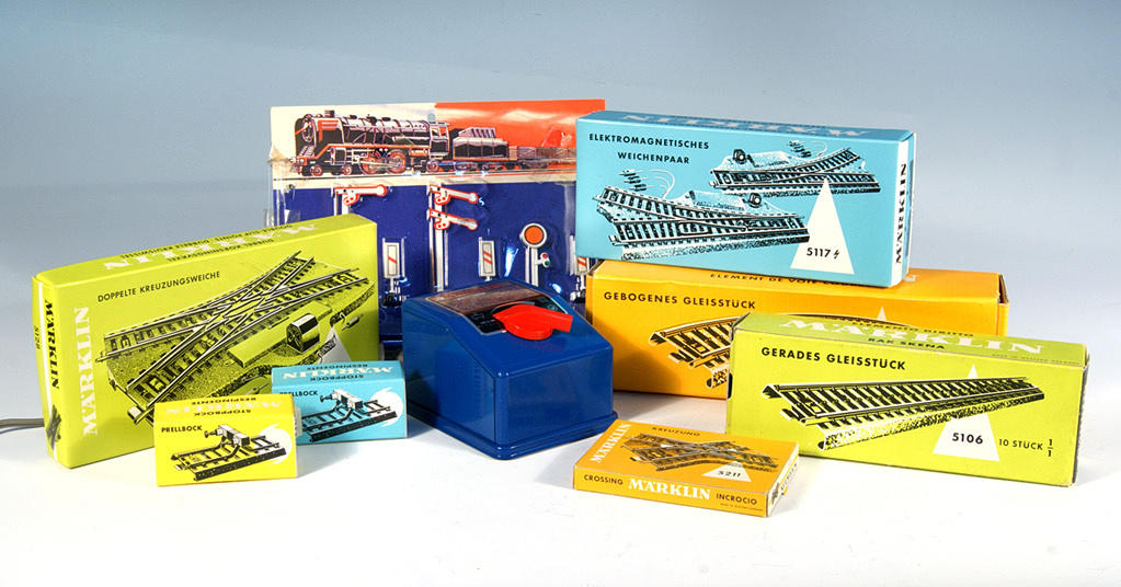 JÄRNVÄGSSYSTEM och tillbehör, Märklin. 68 bitar.