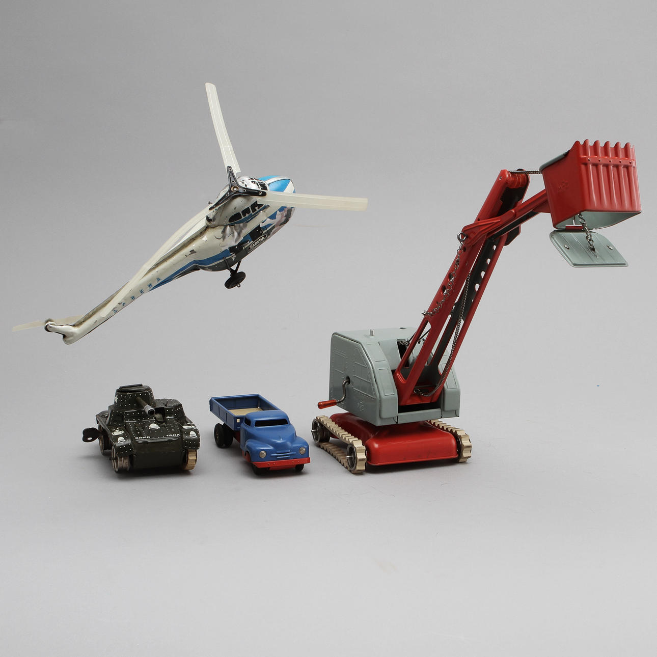 PLÅTLEKSAKER, 4 st, 1900-tal.