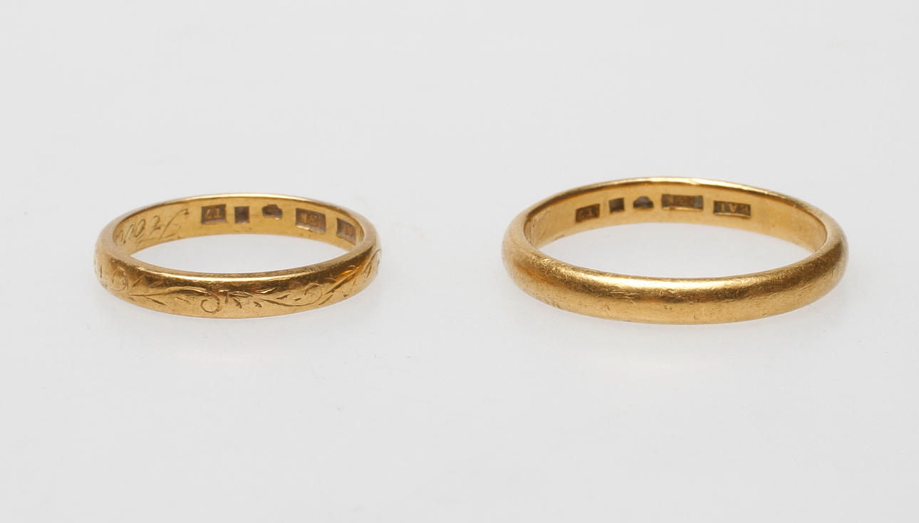 RINGAR, 2 st, 23k guld, vikt ca 11 gr.
