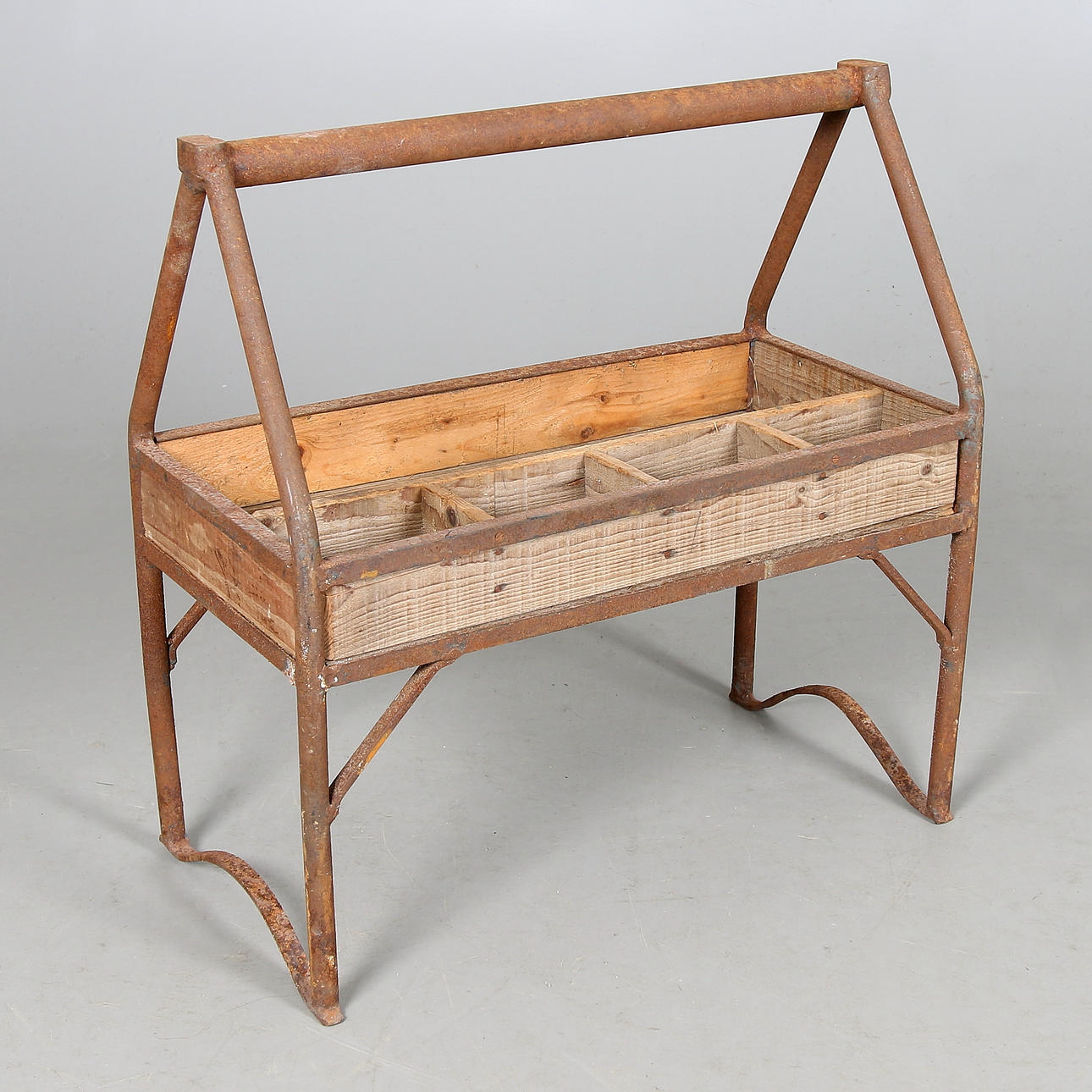 HOVSLAGARLÅDA, trä samt metall, allmoge, 1900-tal.