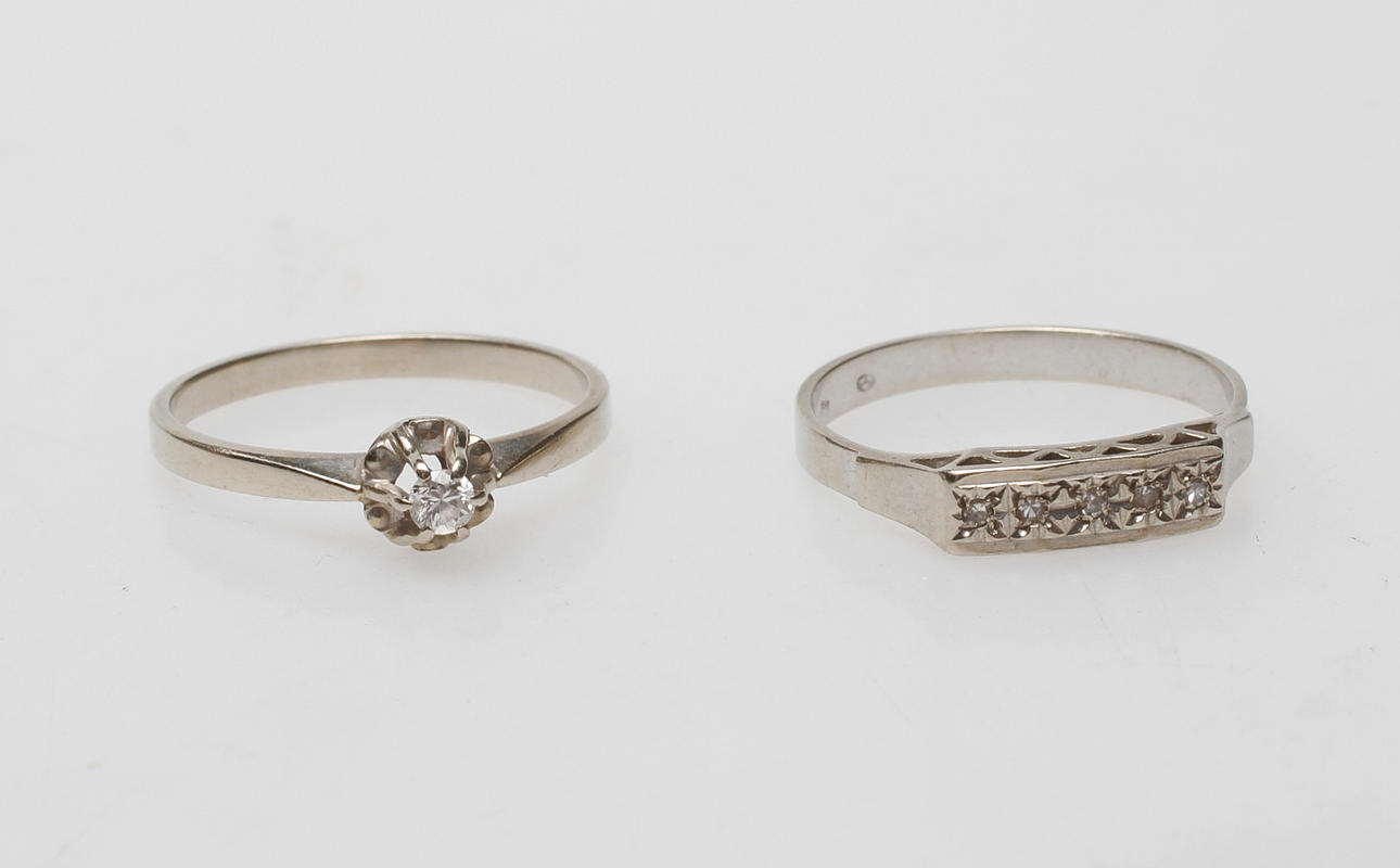 VITGULDSRINGAR, 2 st, med diamanter, 18k guld, vikt ca 4,5 gr.