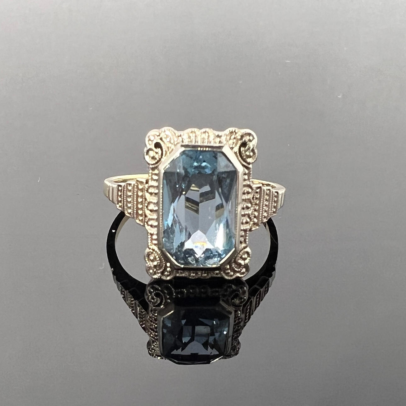 585/000 guldring med topas.