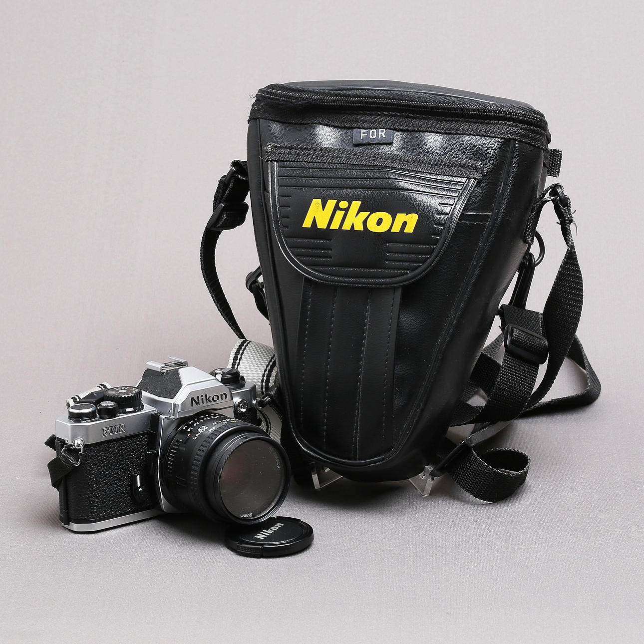 Cámara NIKON FM2 con estuche e instrucciones.