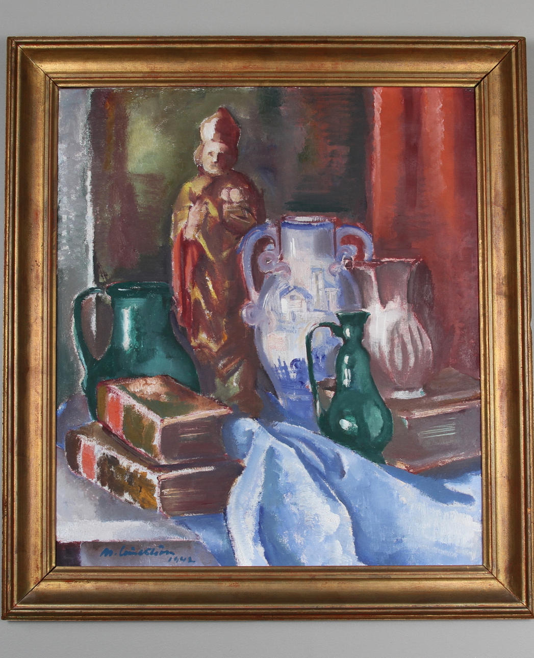 MARTIN LINDSTRÖM. Stilleben med skulptur, böcker och krus. Olja på duk, signerad och daterad 1942.