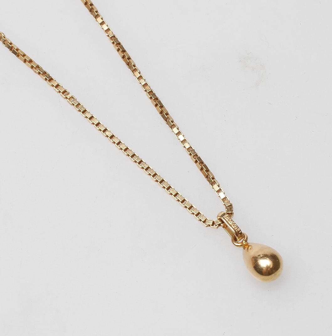 HALSKEDJA samt HÄNGE, 18k guld, vikt ca 6 gr.