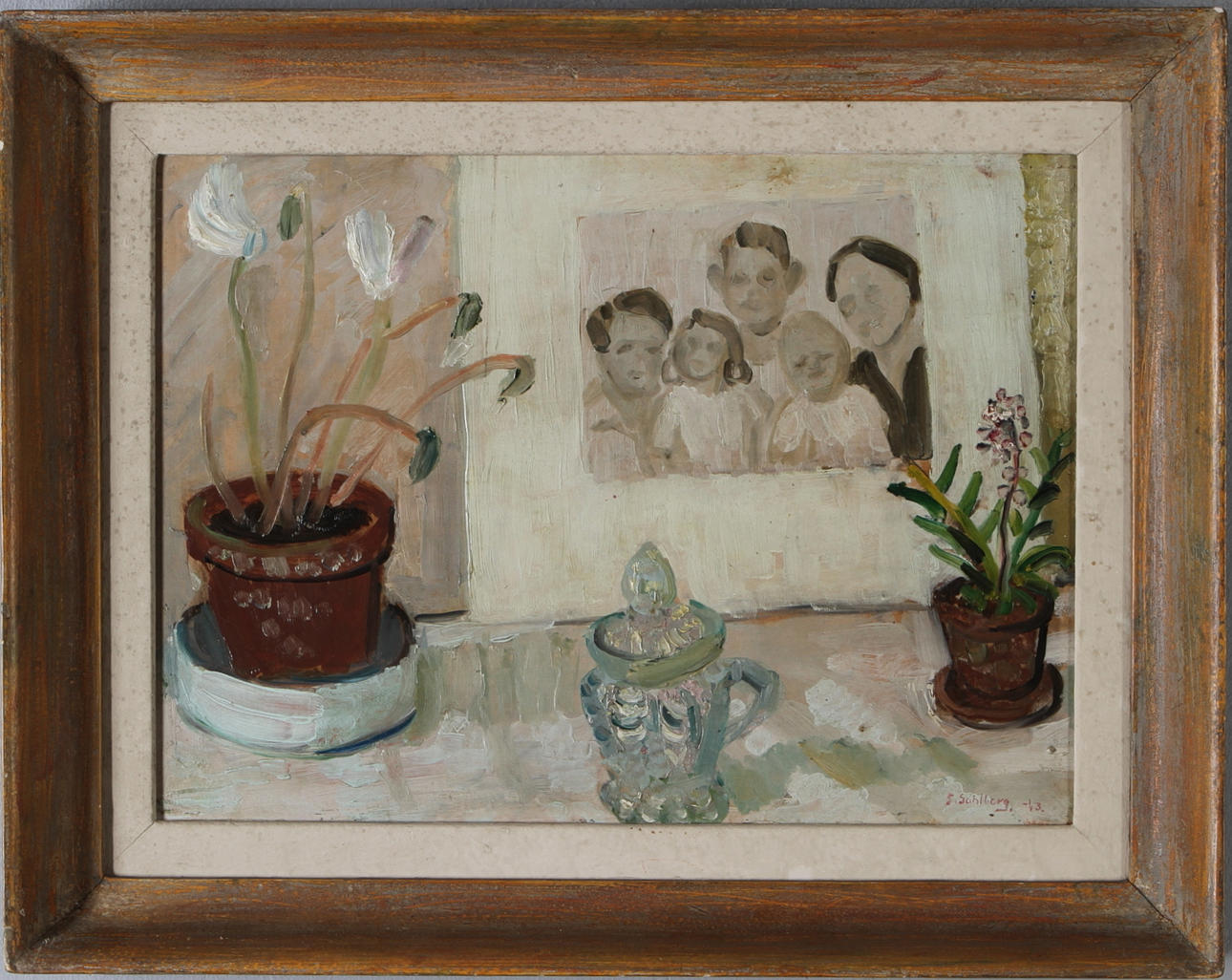 SVEN SAHLBERG. Stilleben med familjefoto, olja på pannå, signerad och daterad -43.